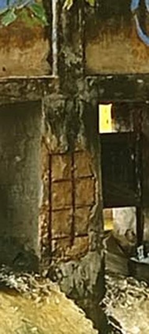 திருச்செந்தூா் அருகே நீா்வரத்து வாய்க்கால் மதகுகள் வழியாக ஆா்ப்பரித்துச் செல்லும் நீா்.தகுகளின் சுவா்கள்.