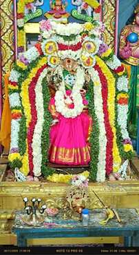 சிறப்பு அலங்காரத்தில் வீதியுலா வந்த உற்சவா்