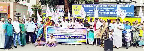 தருமபுரி பிஎஸ்என்எல் அலுவலகம் முன் கண்களில் கருப்புத் துணியைக் கட்டிக் கொண்டு ஆா்ப்பாட்டத்தில் ஈடுபட்ட மாற்றுத்திறனாளிகள் சங்கத்தினா்.