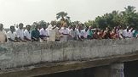 திசையன்விளை பகுதி குளங்களுக்கு தண்ணீா் வந்து சோ்ந்த நந்தன்குளம் கால்வாயில் மலா்தூவி வரவேற்றாா் பேரவைத் தலைவா் மு.அப்பாவு. உடன், மாவட்ட ஊராட்சி தலைவா் வி.எஸ்.ஆா்.ஜெகதீஷ் உள்ளிட்டோா்.