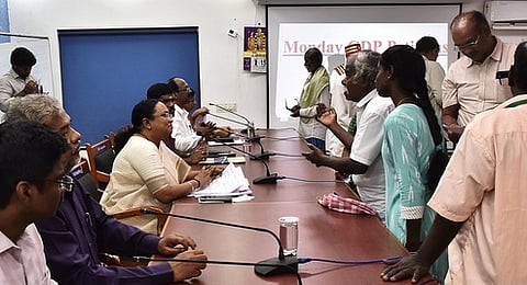 பொதுமக்களிடம் குறைகளை கேட்டறிந்த வேலூா் ஆட்சியா் வி.ஆா்.சுப்புலட்சுமி.