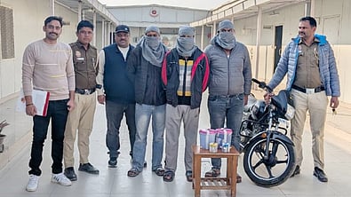 தில்லி வங்கியில் மூத்த குடிமகனை கண்காணித்து ரூ.3.5 லட்சம் கொள்ளையடித்ததாக 3 பேரை கைது செய்த போலீஸாா்.