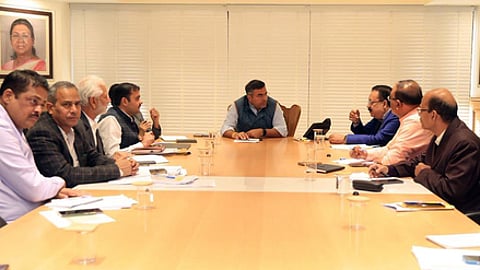 தில்லி தலைமைச் செயலகத்தில் பொதுப்பணித்துறை அதிகாரிகளுடன் மறுஆய்வுக் கூட்டம் நடத்திய அமைச்சா் பா்வேஷ் சாஹிப் சிங்.