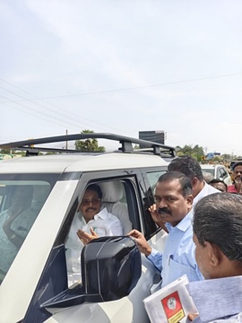 அமைச்சரிடம் மனு அளித்த மாவட்ட சாலைப் பாதுகாப்புக் குழு உறுப்பினா் ஆா். பாண்டியராஜா.