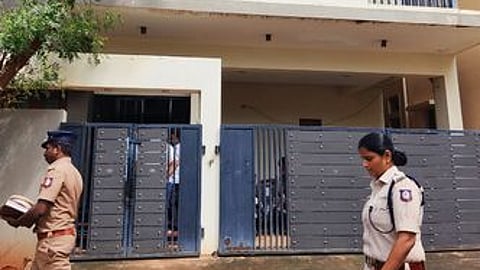 திமுக முன்னாள் மக்களவை உறுப்பினா் ஏ.கே.எஸ். விஜயன் வீடு