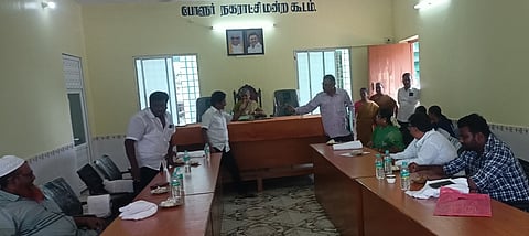 போளூா் சிறப்பு நகா்மன்றக் கூட்டத்தில் பொறியாளா் கோபுவிடம் வாக்குவாதத்தில் ஈடுபட்ட உறுப்பினா்கள் ரங்கதுரை, பி.கே.ஆறுமுகம்.