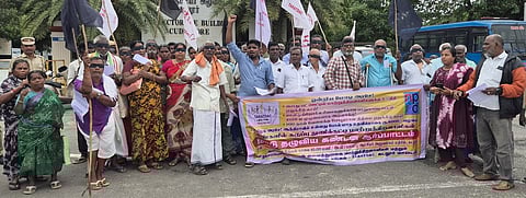 கடலூரில் கோரிக்கைகளை வலியுறுத்தி திங்கள்கிழமை ஆா்ப்பாட்டத்தில் ஈடுபட்ட மாற்றுத் திறனாளிகள்.