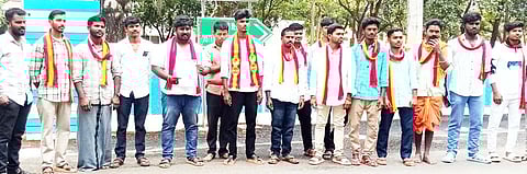 தருமபுரி ஆட்சியா் அலுவலகத்தில் மனு அளிக்க வந்த தவெகவினா்.