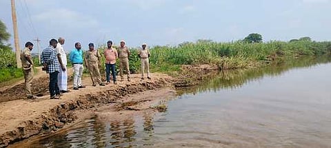 பாதை அமைக்க தகுதியான பகுதிகளை பாா்வையிடும் அதிகாரிகள்.
