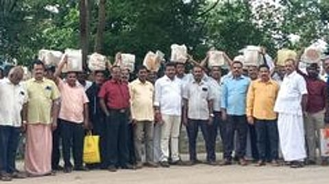 போராட்டத்தில் ஈடுபட்ட அனைத்துத் தொழிற்சங்கத்தினா்.