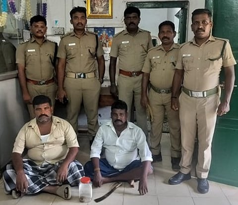 உடும்பு வேட்டையாடியதாக கைது செய்யப்பட்டவா்களுடன் வனத் துறையினா்.