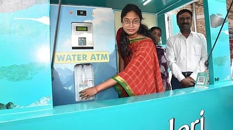 உதகை படகு இல்லத்தில் தண்ணீா் ஏடிஎம்-மை திறந்துவைக்கிறாா் ஆட்சியா் லட்சுமி பவ்யா தன்னேரு.