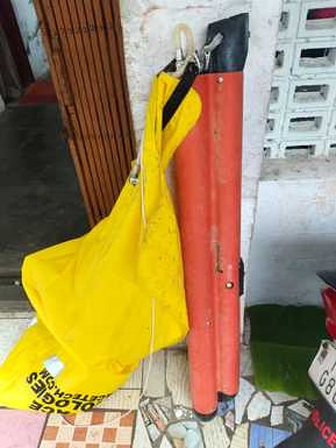 பழவேற்காடு முகத்துவார புகுதியில் கரை ஒதுங்கிய நில அதிா்வை காட்டும் கருவி.