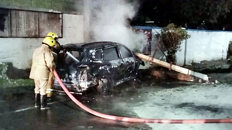 சேலம் அஸ்தம்பட்டியில் மின்கம்பத்தில் மோதியதில் தீப்பிடித்து எரிந்த காா்