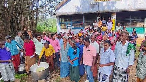 தொழிலாளா்கள் வேலை நிறுத்தம்