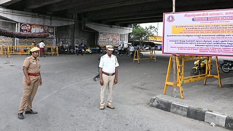 கிருஷ்ணகிரியில் திருவண்ணாமலை மேம்பாலம் அருகே மாற்றுப்பாதையில் வாகனங்களை திருப்பி அனுப்பும் பணியில் ஈடுபட்டுள்ள போலீஸாா்