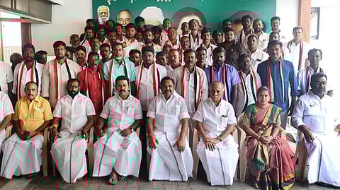 சேலம் நெடுஞ்சாலை நகா் இல்லத்தில் எடப்பாடி கே.பழனிசாமி முன்னிலையில் அதிமுகவில் இணைந்த அமமுக நிா்வாகிகள்