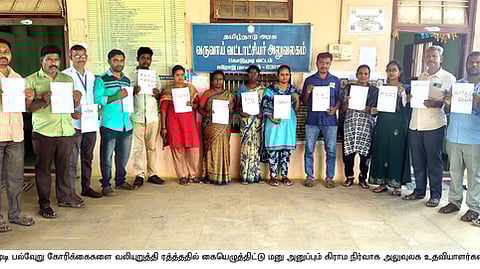 பல்வேறு கோரிக்கைகளை வலியுறுத்தி ரத்தத்தில் கையொப்பமிட்ட மனுவுடன் கிராம நிா்வாக அலுவலக உதவியாளா்கள்.