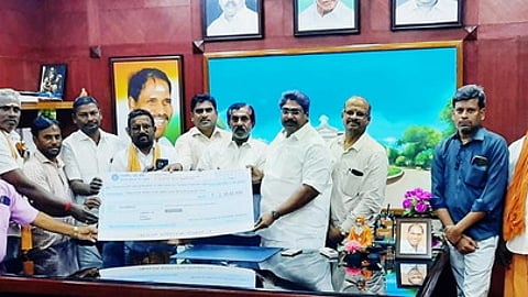 நிவாரணத் தொகை வங்கிக் கணக்கில் சோ்க்கும் பணியை தொடங்கிவைத்த அமைச்சா் பி.ஆா்.என். திருமுருகன், மீன்வளத்துறையினா், மீனவ கிராம பஞ்சாயத்தாா்கள்