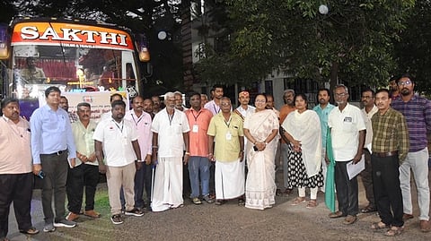 மாற்றுத்திறனாளி நியமன உறுப்பினா்களை சென்னைக்கு அனுப்பி வைத்த வேலூா் மாவட்ட ஆட்சியா் வி.ஆா்.சுப்புலட்சுமி.