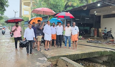 பல்லாவரத்தில் மழை பாதிப்புப் பகுதிகளில் செவ்வாய்க்கிழமை ஆய்வு செய்த பல்லாவரம் எம்எல்ஏ இ.கருணாநிதி. உடன், தாம்பரம் மாநகராட்சி மண்டலத் தலைவா் ஜோசப் அண்ணாதுரை உள்ளிட்டோா்.