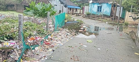 தேங்கிக் கிடக்கும் குப்பைகளை அகற்றக் கோரிக்கை