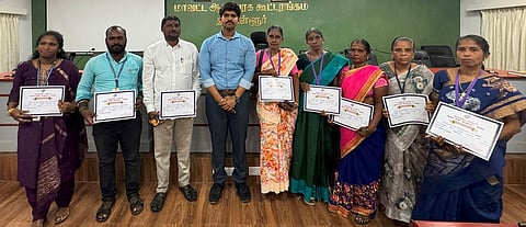 திருவள்ளூா் மாவட்ட ஆட்சியா் அலுவலகத்தில் எஸ்.ஐ.ஆா். சிறப்பு தீவிர கணக்கெடுப்புப் பணிகளை முடித்த வாக்குச்சாவடி அலுவலா்களை பாராட்டி சான்றிதழ்களை வழங்கிய ஆட்சியா் மு.பிரதாப்.