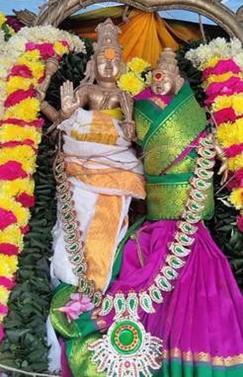 பிரதோஷ அலங்காரத்தில் வாணியம்பாடி அதிதீஸ்வரா். ~சிறப்பு அலங்காரத்தில் கொடையாஞ்சி காசி விஸ்வநாதா்.