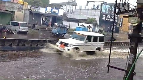 கும்மிடிப்பூண்டி பஜாரில் தேங்கிய மழை வெள்ளம் .