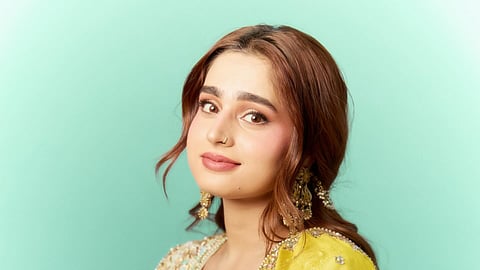 சித்திரமே சித்திரமே... ஆயிஷா கான்!