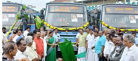 புதிய பேருந்துகளை இயக்கி வைத்த எம்எல்ஏ அமலு விஜயன், நகா்மன்றத் தலைவா் எஸ்.செளந்தரராஜன்.
