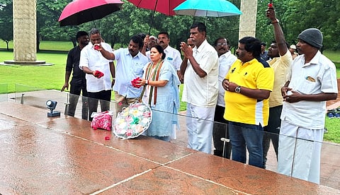 ஸ்ரீபெரும்புதூா் ராஜீவ் காந்தி நினைவிடத்தில் அஞ்சலி செலுத்திய ஹரியாணா மாநில முன்னாள் அமைச்சா் கீதா புக்கா்.