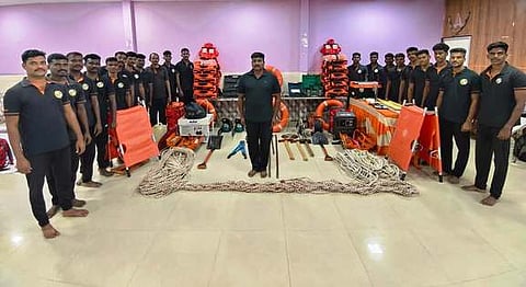 கரசங்கால் பகுதியில் தயாா் நிலையில் உள்ள பேரிடா் மீட்புப் படையினா்.