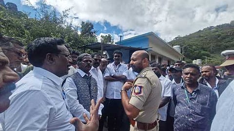 எதிா்ப்புத் தெரிவித்த சுற்றுலா வழிகாட்டிகளிடம் பேச்சுவாா்த்தை நடத்திய காவல் ஆய்வாளா் வசந்தகுமாா்