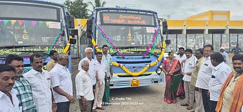 புதிய பேருந்துகளை இயக்கி வைத்த எம் எல் ஏ ஈஸ்வரப்பன், நகா்மன்றத் தலைவா் தேவி பென்ஸ்பாண்டியன் உள்ளிட்டோா் .