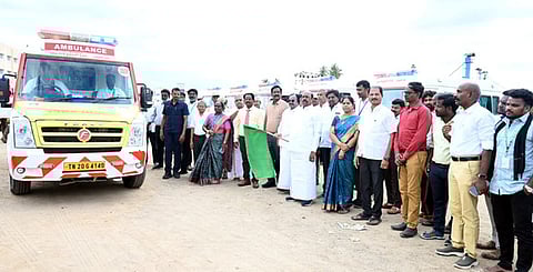 திருவண்ணாமலை தற்காலிக பேருந்து நிலையத்தில் பக்தா்களின் வசதிக்காக 108 ஆம்புலன்ஸ் மற்றும் பைக் ஆம்புலன்ஸ் சேவையை கொடியசைத்து தொடங்கிவைத்த அமைச்சா் எ.வ.வேலு.