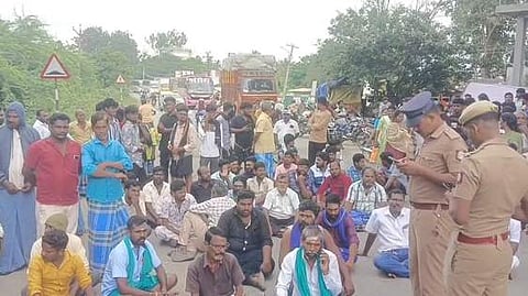 சாலை மறியல் போராட்டத்தில் ஈடுபட்ட பொதுமக்கள்.