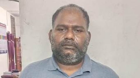 ஆசிா்வாதம் வாங்குவதுபோல் நடித்து மூதாட்டியிடம் நகை பறித்தவா் கைது