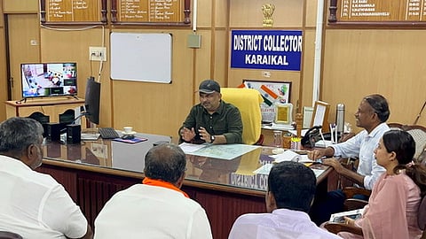 கூட்டத்தில் பேசிய மாவட்ட தோ்தல் அதிகாரி ஏ.எஸ்.பி.எஸ். ரவி பிரகாஷ்.