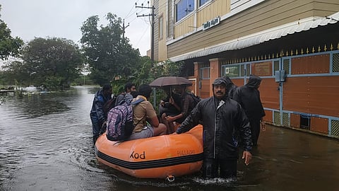 செங்குன்றம் பாலவாயில் குமரன் நகர் பகுதியில் வீட்டில் மழை நீர் புகுந்ததால் வெளியில் வரமுடியாமல் அவதிக்குள்ளான 4 பேரை பேரிடர் குழுவினர் மீட்டனர்.