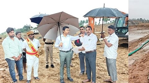 திண்டிவனத்தில் மழை நீா் தேங்கியிருந்த இடத்தில் ஆய்வு மேற்கொண்ட விழுப்புரம் ஆட்சியா் ஷே.ஷேக் அப்துல் ரஹ்மான். ~
திண்டிவனம் அருகே நெடுஞ்சாலையில் விழுந்து கிடந்த மரத்தை அப்புறப்படுத்தும் தீயணைப்பு மற்றும் மீட்புத் துறையினா். ~திண்டிவனம் அருகே திண்டிவனம்