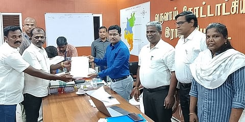 எஸ்ஐஆா் பணிகள் ஆலோசனைக் கூட்டத்தில் அரசியல் கட்சி பிரமுகா்களிடம் கண்டறிய முடியாத நபா்கள் பட்டியலை வழங்கிய கோட்டாட்சியா் கு.ராஜி.