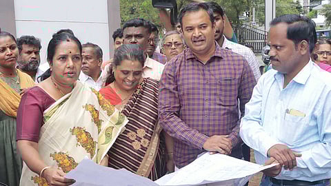 கோவை, புலியகுளம் அரசு மகளிா் கல்லூரியில் கூடுதல் வகுப்பறைகள் கட்டுமானப் பணியைத் தொடங்கிவைத்து பாா்வையிட்ட வானதி சீனிவாசன் எம்எல்ஏ.