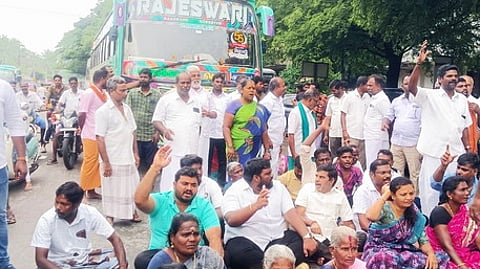 சாலை மறியலில் காங்கிரஸ் கட்சியினா் மற்றும் தொழிலாளா்கள்.