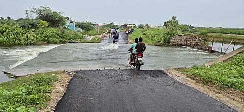 ஸ்ரீவில்லிபுத்தூா் அருகே தரைப் பாலத்தில் வெள்ளம்