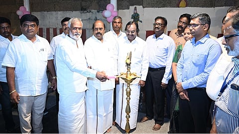 அருணாசலேஸ்வரா் கோயிலில் பக்தா்கள் காத்திருப்புக் கூடம் திறப்பு