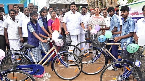 2,053 மாணவா்களுக்கு விலையில்லா மிதிவண்டிகள்: அமைச்சா் மா. மதிவேந்தன் வழங்கினாா்