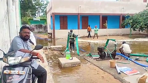 அரசுப் பள்ளியை சூழ்ந்த மழைநீா்:
மின் மோட்டாா்கள் மூலம் வெளியேற்றம்