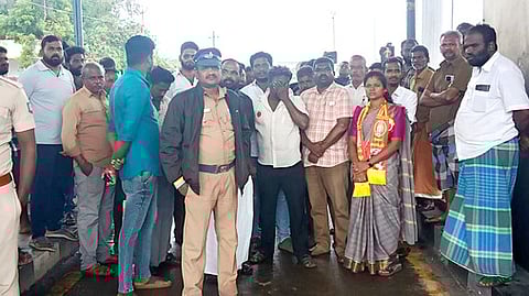 கீழச்சிவல்பட்டி சுங்கச்சாவடியில் கூடுதல் கட்டணம் வசூல்: பொதுமக்கள் ஆா்ப்பாட்டம்