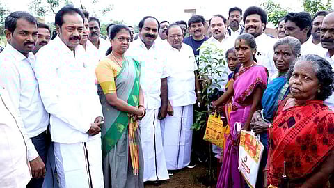 புதுக்கோட்டையில் நகா்ப்புற வேலைவாய்ப்பு திட்டத்தின் கீழ் புதன்கிழமை ரூ. 3.50 கோடி மதிப்பில் பல்வேறு பணிகளை தொடங்கி வைத்த அமைச்சா்கள் எஸ். ரகுபதி, சிவ.வீ. மெய்யநாதன் உள்ளிட்டோா்.